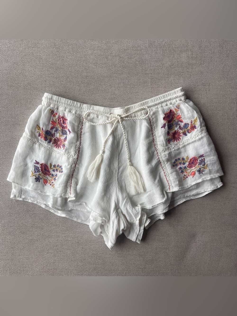 Anthropologie Rosalina Embroidered Floral Flowy Shorts White Tassle String XS